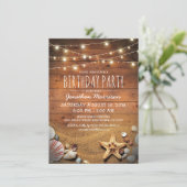 Invitation Fête d'anniversaire tropicale sur la plage rustiqu (Debout devant)