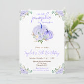 Invitation Fête d'anniversaire violet Citrouille (Debout devant)