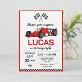 Invitation Fête d'anniversaire voiture de course rouge (Debout devant)