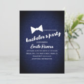 Invitation Fête de Bachelor Moderne Texte Bow (Debout devant)