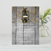 Invitation Fête de bachelorette patinée en bois et lanterne (Debout devant)