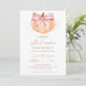 Invitation Fête de bébé à la citrouille à ruban rose (Debout devant)