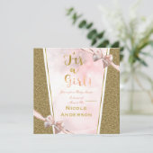 Invitation Fête de bébé arc en glitter rose et or c'est une f (Debout devant)