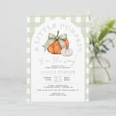 Invitation Fête de bébé au thème de citrouille avec un ruban  (Debout devant)