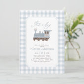 Invitation Fête de bébé au thème de train à carreaux bleus (Debout devant)