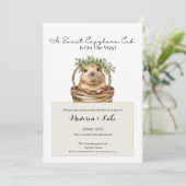 Invitation Fête de bébé capybara • Décor eucalyptus (Debout devant)