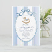 Invitation Fête de Bébé Cheval à Bascule Rayé Bleu  (Debout devant)