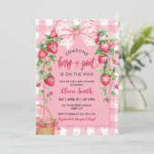 Invitation Fête de Bébé Coquette à la Fraise Douce (Debout devant)