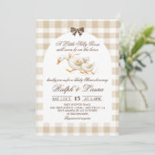Invitation Fête de bébé en gingham neutre Silly Goose (Debout devant)