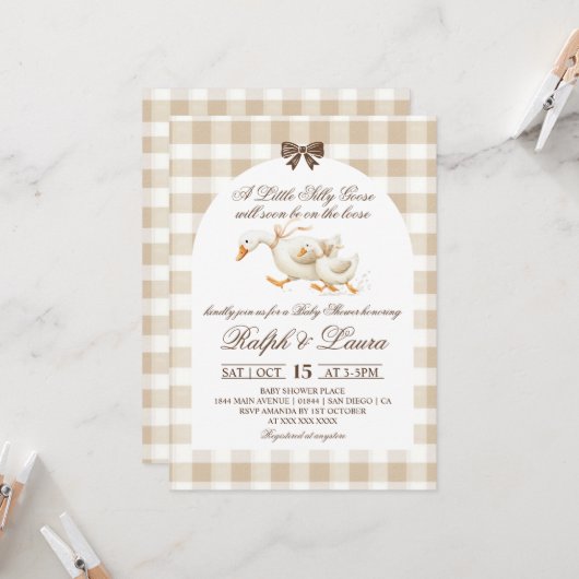 Invitation Fête de bébé en gingham neutre Silly Goose (Devant/Arrière en situation)