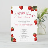Invitation Fête de Bébé Fille aux Fraises Sucrées Rouges (Debout devant)