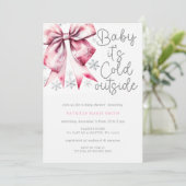 Invitation Fête de Bébé Fille Coquette Ruban Rose Froid à l'E (Debout devant)