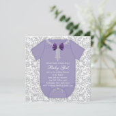 Invitation Fête de bébé fille en gris et damas violet (Debout devant)