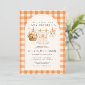 Invitation Fête de Bébé Fille Gingham Vêtements à Liner Tombe (Debout devant)
