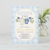 Invitation Fête de bébé garçon à la toile de gingham bleue et (Debout devant)