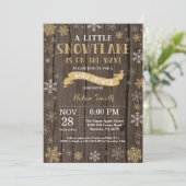 Invitation Fête de bébé hivernale rustique - Flocon de neige (Debout devant)