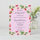 Invitation Fête de Bébé Rose Douce Fraise Sucrée (Debout devant)