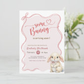 Invitation Fête de Bébé Some Bunny Arc-en-Ciel Rose (Debout devant)