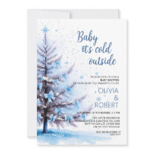 Fête de bébé sous l'arbre de Noël bleu 