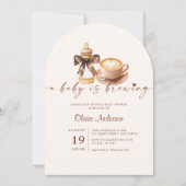 Invitation Fête de bébé : un bébé prépare du café, tenue de f (Devant)