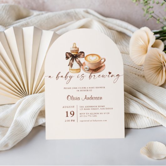 Invitation Fête de bébé : un bébé prépare du café, tenue de f