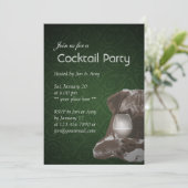 Invitation Fête de Cocktail Pug & Vin Fin en Damassé Vert (Debout devant)