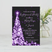 Invitation Fête de fiançailles d'arbre de Noël en violet élég (Debout devant)