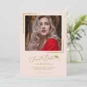 Invitation Fête de fin d'études Chic Script Épargne La Date P (Debout devant)