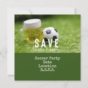 Invitation Fête de football avec balle et bière sur vert