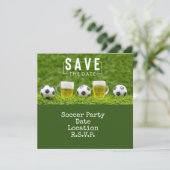 Invitation Fête de football avec balle et bière sur vert (Debout devant)