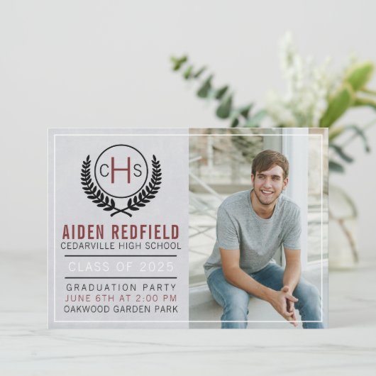 Invitation Fête de graduation 2023 Monogram Maroon (Debout devant)