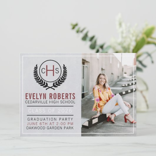 Invitation Fête de graduation 2025 Monogram Maroon (Debout devant)