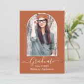 Invitation Fête de graduation Arch Terracotta moderne (Debout devant)