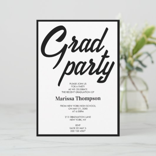 Invitation Fête de graduation Black White Script moderne (Debout devant)