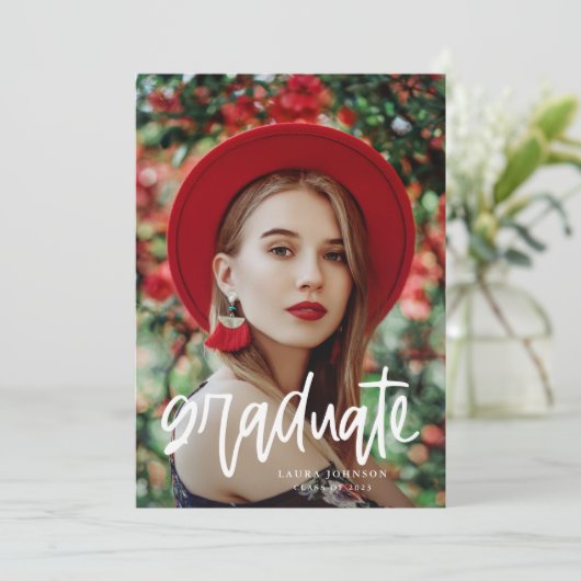 Invitation Fête de graduation de script moderne (Debout devant)