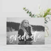 Invitation Fête de graduation du script de pinceau blanc mode (Debout devant)