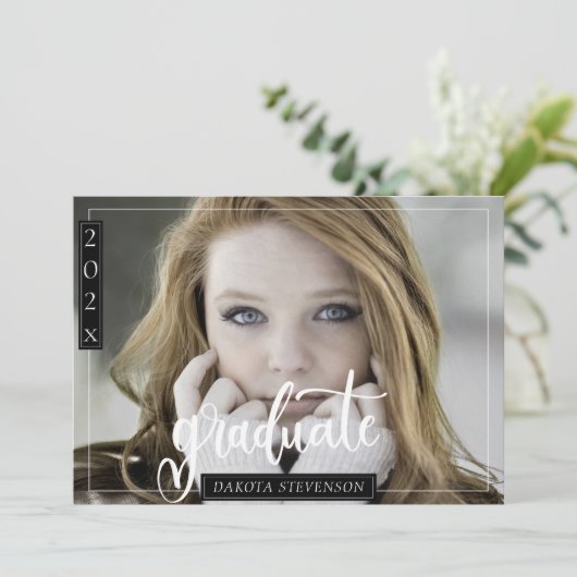 Invitation Fête de graduation en noir et blanc minimum (Debout devant)