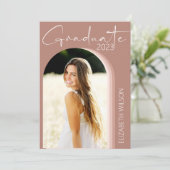 Invitation Fête de graduation moderne Photo rose (Debout devant)