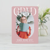 Invitation Fête de graduation Ovale moderne et signature (Debout devant)