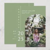 Invitation Fête de graduation Photo Arc Vert Sage Moderne (Devant / Derrière)