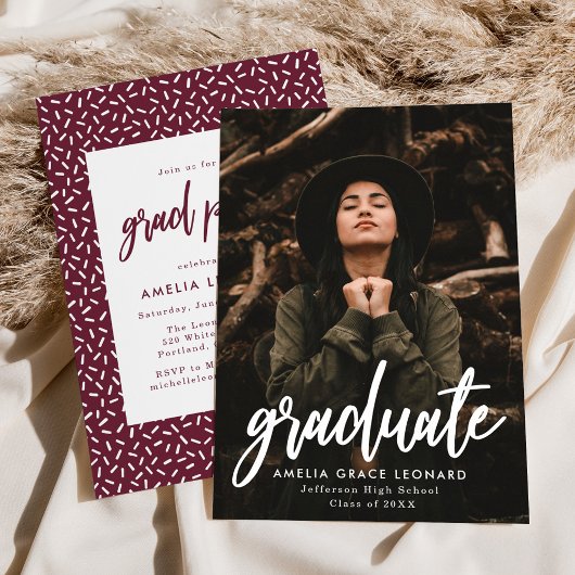 Invitation Fête de graduation photo Maroon Script Moderne