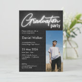 Invitation Fête de graduation photo murale en noir et blanc (Debout devant)