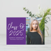 Invitation Fête de graduation photo violet de script moderne (Debout devant)