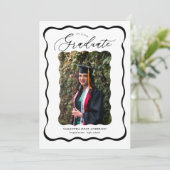 Invitation Fête de graduation photo Wavy Script moderne (Debout devant)