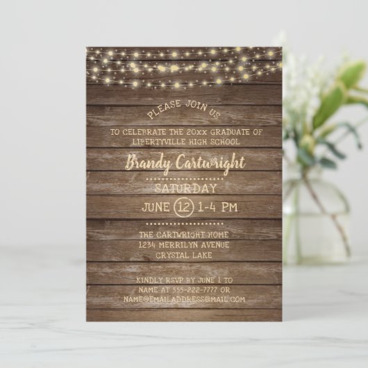 Invitation Fête de graduation Rustic Wood et String Lights (Debout devant)