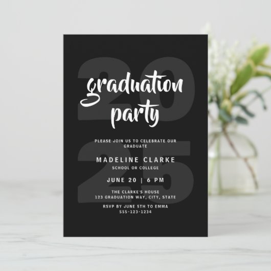 Invitation Fête de Graduation Simple Noir & Blanc (Debout devant)