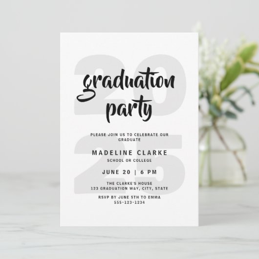 Invitation Fête de Graduation Simple Noir & Blanc (Debout devant)