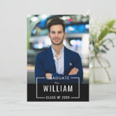 Invitation Fête de graduation Simple Noir Blanc moderne (Debout devant)