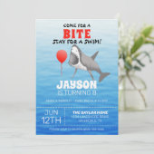 Invitation Fête de la piscine d'anniversaire de requins (Debout devant)