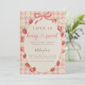 Invitation Fête de mariage gingham aux fraises sucrées (Debout devant)